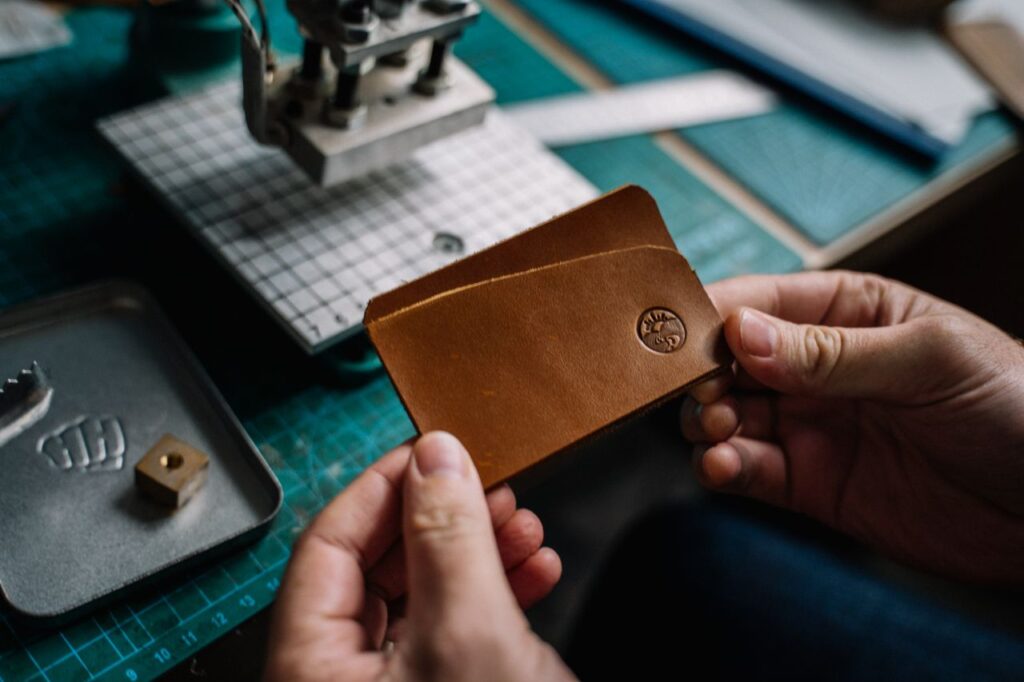 leather card holder manufacturer